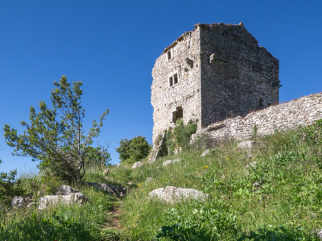Sous la tour-donjon du Castellet