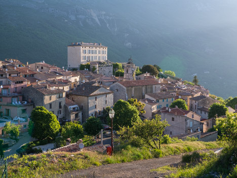 Cipières dans le soleil matinal