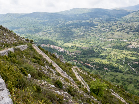 Chemin et village de Coursegoules