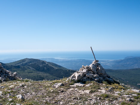 Cairn au sommet de la Montagne de Thiey