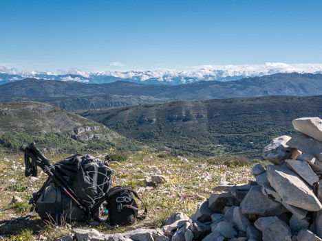 Au loin, le Mercantour enneigé