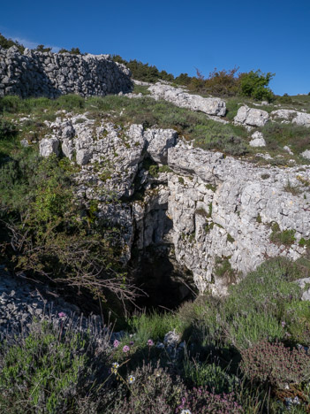 Aven de l'enclos, plateau de Calern