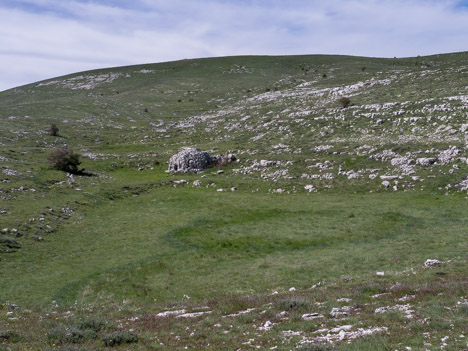 Capitelle du plateau de Calern au fond d'une doline