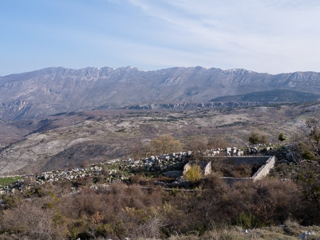 Les ruines du Puy de Tourrettes face à la Cime du Cheiron