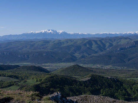 Les Pyrénées enneigées au loin