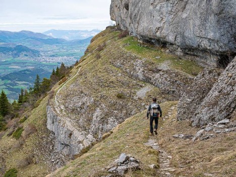 Sentier du versant Ouest du Bonnet de Calvin