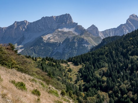 Le Col de Priau devant la Tête de Vachère