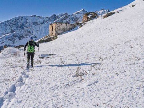Ruine et paravalanche d'un chalet de la Fourche