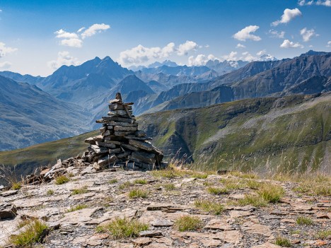 Cairn devant le paysage du Grand Galibier, août 2019