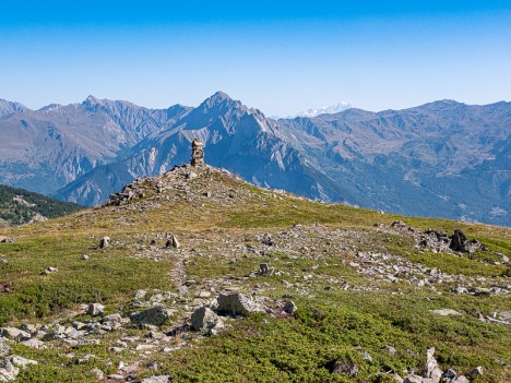 Cairn devant le Grand Perron des Encombres, août 2019