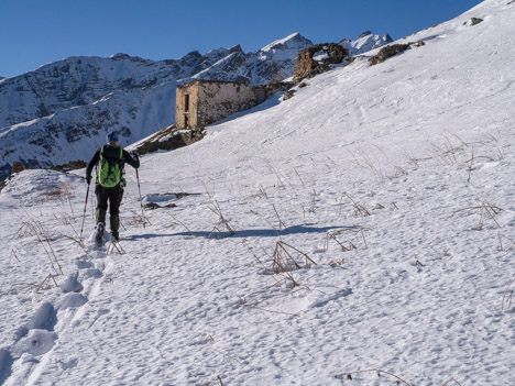 Ruine et paravalanche d'un chalet de la Fourche