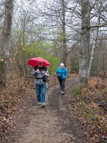 Sous la pluie, Antoine et son parapluie, avr. 2023