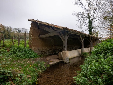 Le lavoir du Gros Buisson – Montcarra, nov. 2023