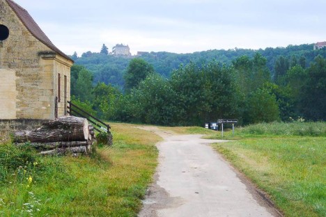 Au loin, le Château de Fénelon