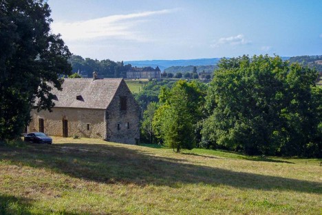 Maison et au loin, le Château de Lacoste