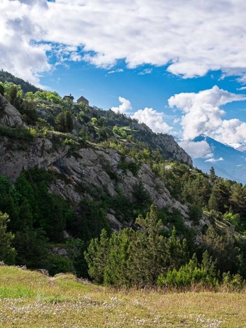 La Chapelle des Guions depuis les prés des Barres
