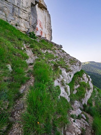 Croix de Savoie peinte sur la falaise