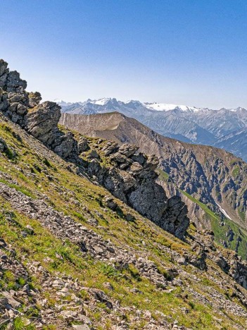 Le Massif des Écrins au loin