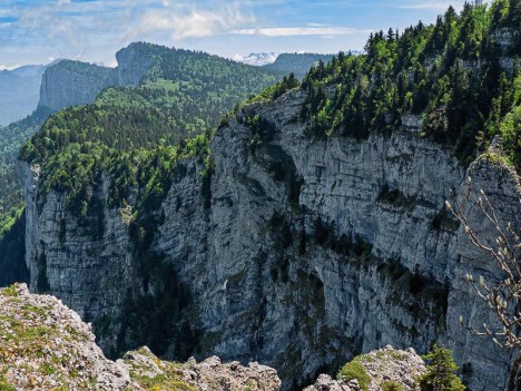 Les falaises des Rochers de la Clé et le Pas Brochier