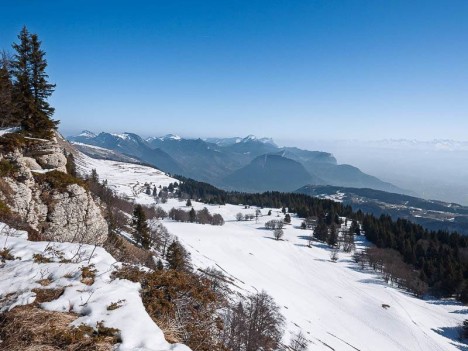Les falaises de Charande sur un fond de Chartreuse