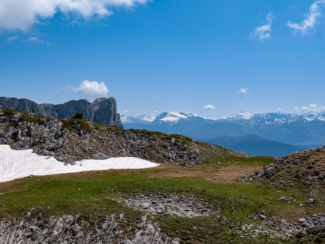 Sortie de la Combe de Fer entre la Tête des Chaudières et le sommet des Rochers de la Balme, juin 2021