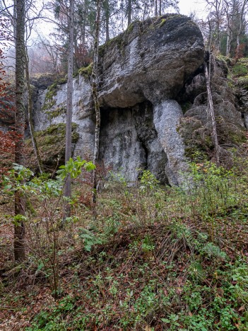 Curieux surplomb soutenu par une colonne naturelle, nov. 2021