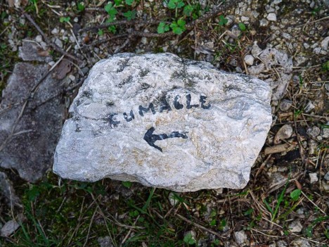 Indication Cumacle peinte sur une pierre