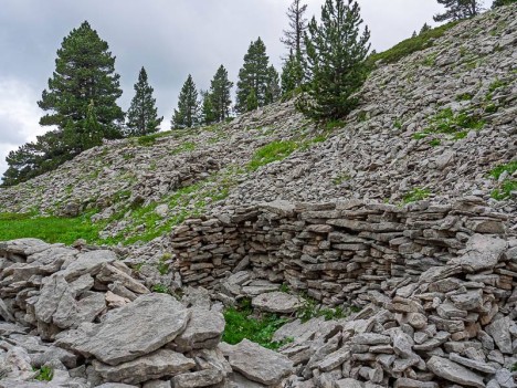 Ruine sous le Pas de Serre Brion