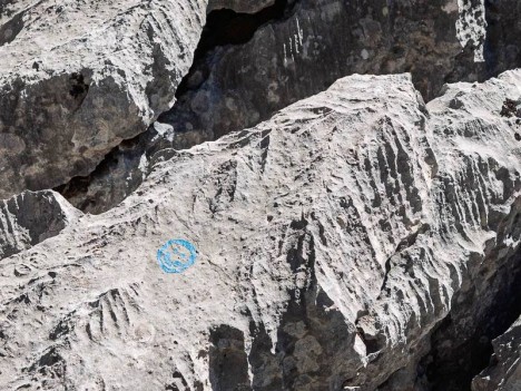 Smiley sur un lapiaz