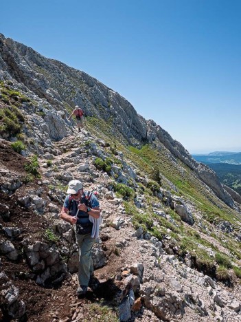 Antoine Salvi et Simone sur le sentier du Pas de la Ville