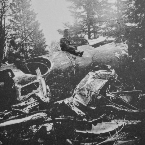 Résistants sur les débris du quadrimoteur Lancaster de la Royal Air Force