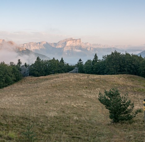 Le Mont Aiguille au loin