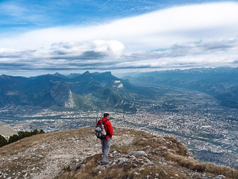 Panorama aérien sur Grenoble et la Chartreuse