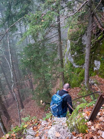 Descente du raide ressaut du Pas de la Corne, nov. 2021