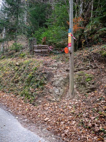 Au départ du sentier ancestral du Pas du Curé, nov. 2021