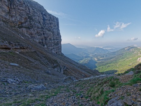 Sente sous la falaise du point 1698