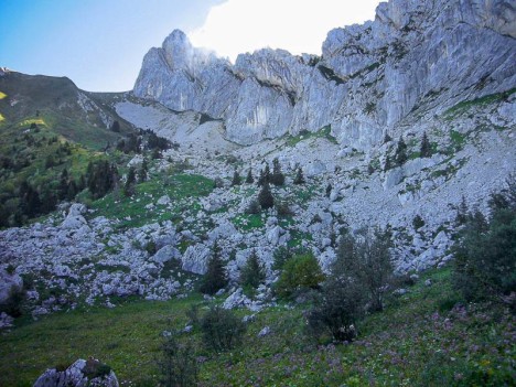 Chaos au pied de la croupe raide qui grimpe au Plateau du Cornafion
