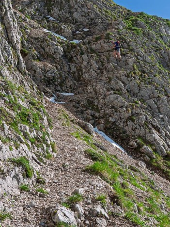 Premiers ressauts rocheux du Col des Deux Sœurs