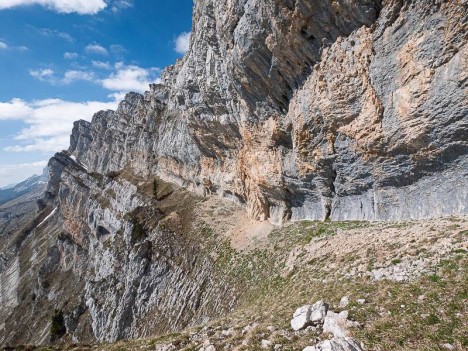 Le chemin de Serre Brion s'enfile sur une vire herbeuse en pleine falaise