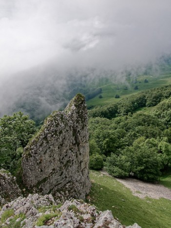 Échine rocheuse versant E du Roc de Toulau