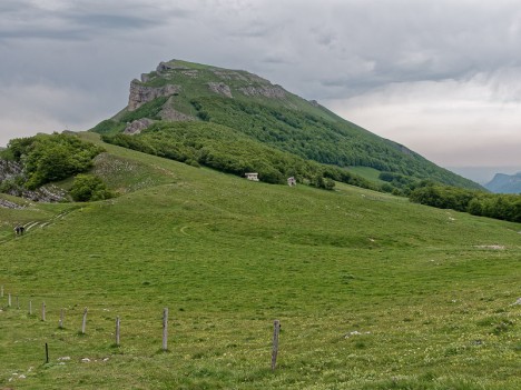 La bergerie du Pas du Gouyat devant le Roc de Toulau