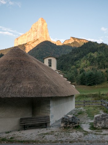 Premiers rayons du soleil sur le Mont Aigille