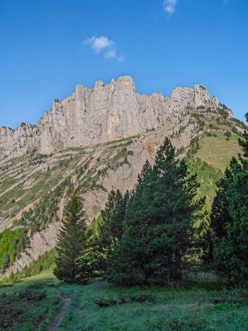 Le sentier du Col de l'Aupet face aux Rochers du Parquet
