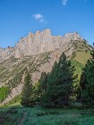 Le sentier du Col de l'Aupet face aux Rochers du Parquet
