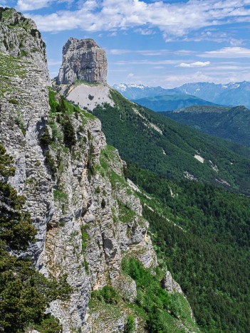 Les falaises des Rochers du Parquet et le Mont Aiguille
