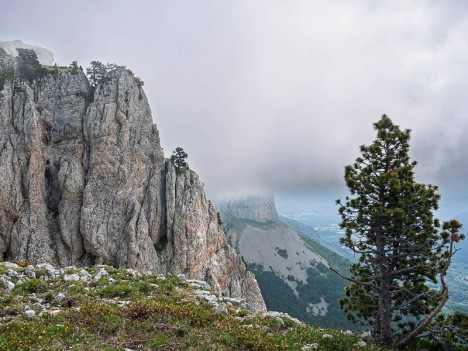 Rochers du Parquet, le Mont Aiguille ennuagé