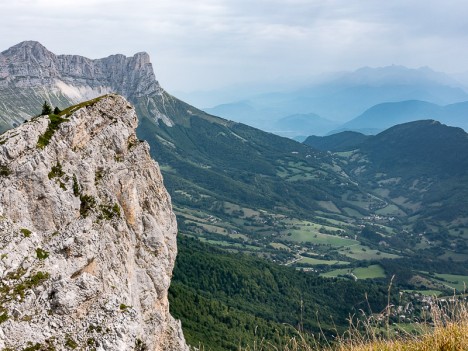 Le Col de l'Arzelier dominé par Agathe (la plus méridionale des Deux Sœurs)