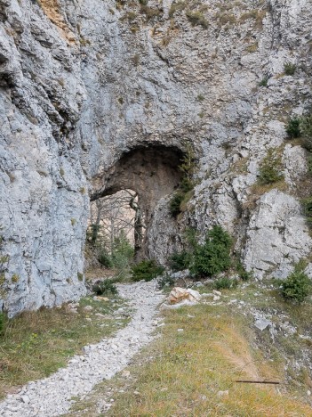 Le tunnel sur l'ancienne route des Rochers de la Truite