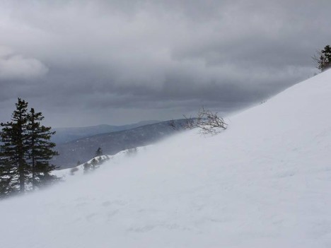 Neige soulevée par le vent