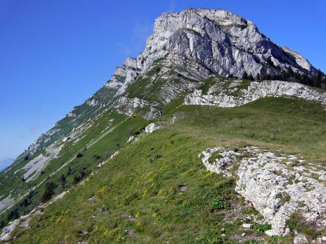 Au col de l'Arc, la trace file vers le Sud sous la crête des Crocs